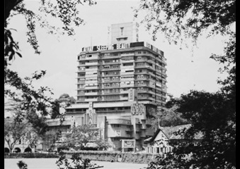 Still from 'Sumpitan Rachun' (Film source: Asian Film Archive. Courtesy of ©Cathay-Keris Film Pte. Ltd.)