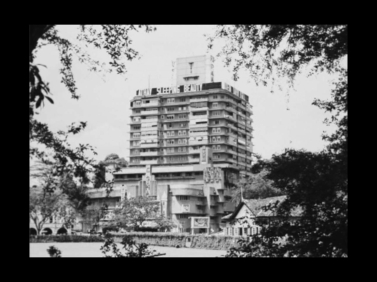 Still from 'Sumpitan Rachun' (Film source: Asian Film Archive. Courtesy of ©Cathay-Keris Film Pte. Ltd.)