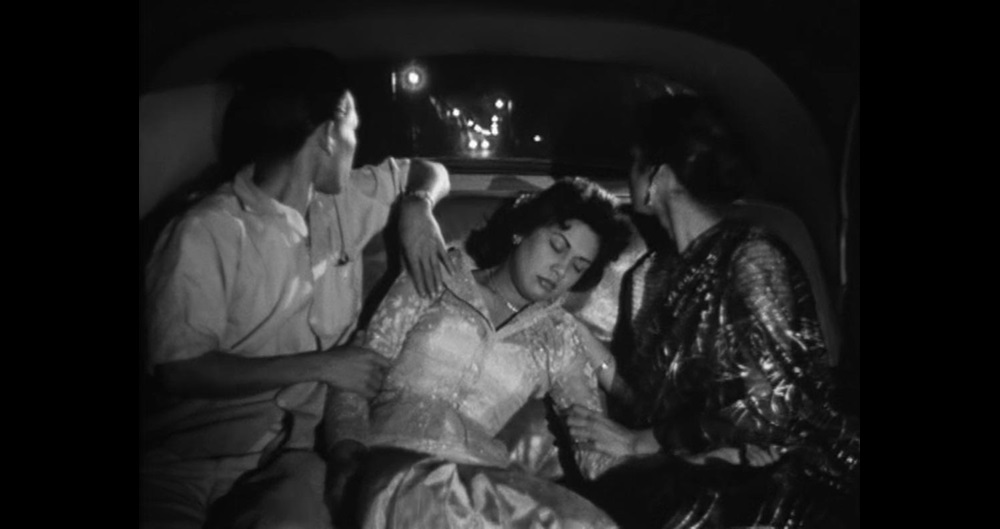 Still from 'Sumpitan Rachun' (Film source: Asian Film Archive. Courtesy of ©Cathay-Keris Film Pte. Ltd.)