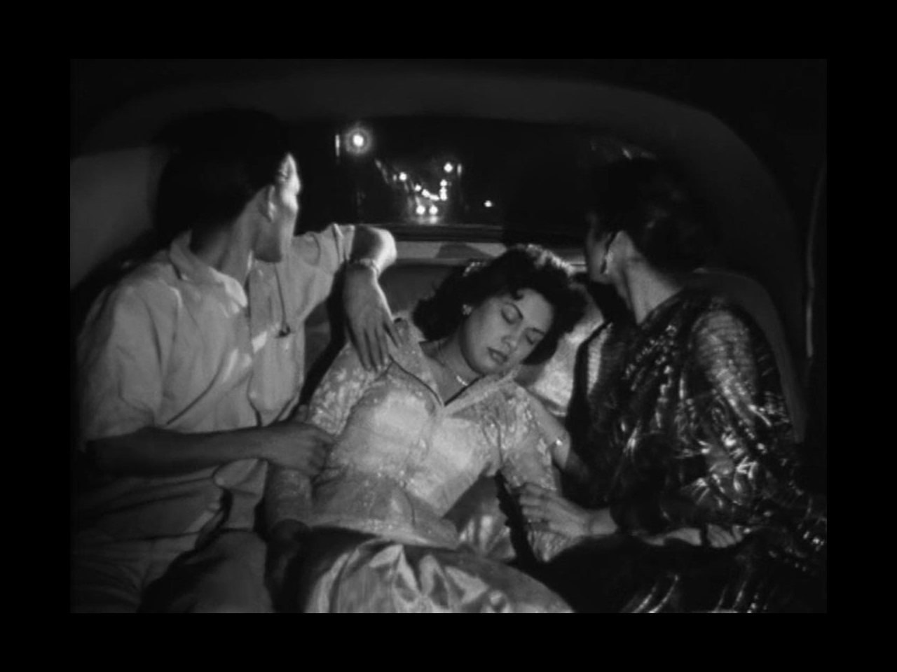 Still from 'Sumpitan Rachun' (Film source: Asian Film Archive. Courtesy of ©Cathay-Keris Film Pte. Ltd.)