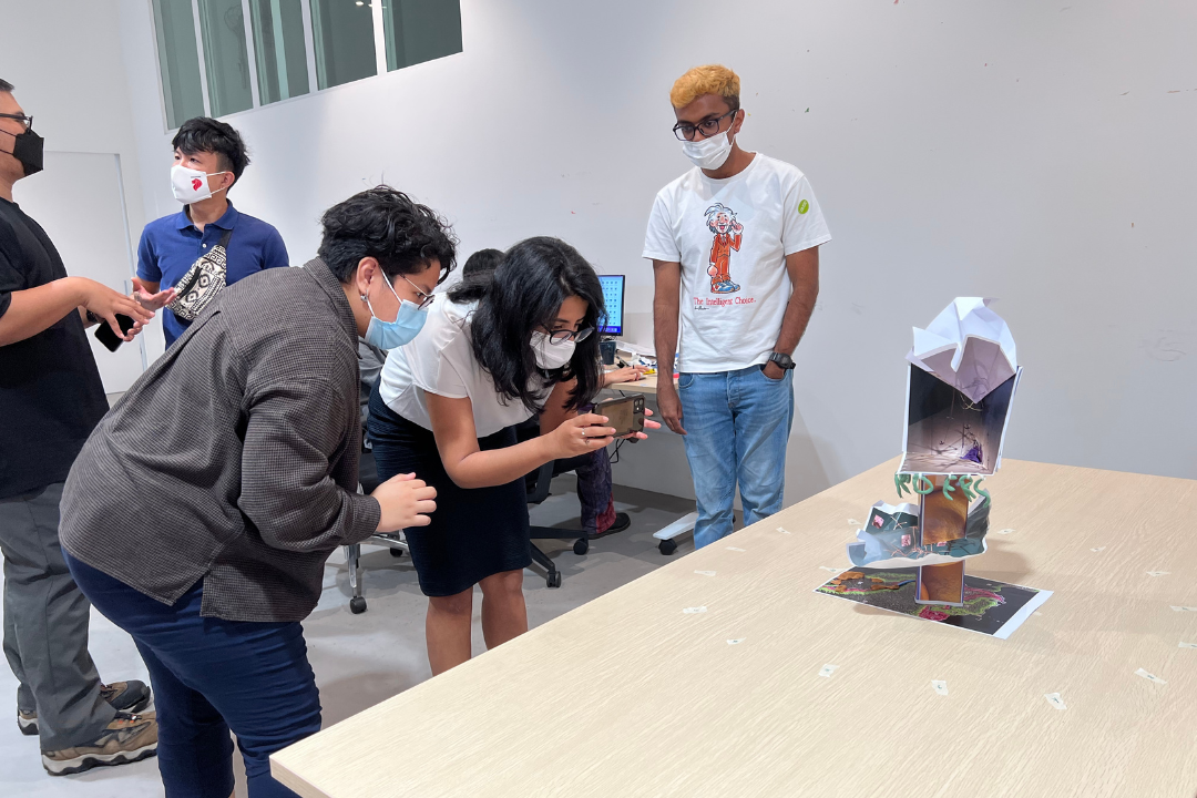 Aki guiding participants how to digitally record their sculptural objects for a smoother rendering on software.